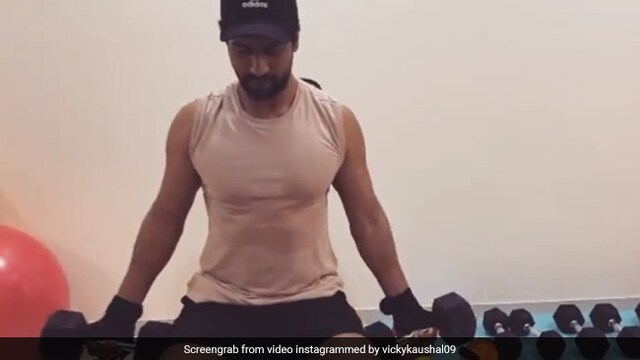 Watch video of Vicky Kaushal exercising at home during coronavirus outbreak