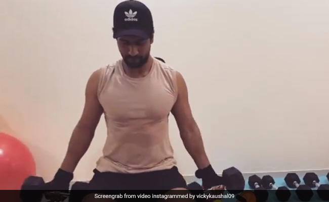 Watch video of Vicky Kaushal exercising at home during coronavirus outbreak