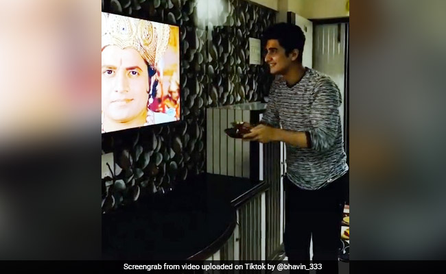 TikTok Viral Video: टीवी पर 'भगवान राम' को देख आरती करने लगा शख्स, 10 लाख से ज्यादा बार देखा गया वीडियो