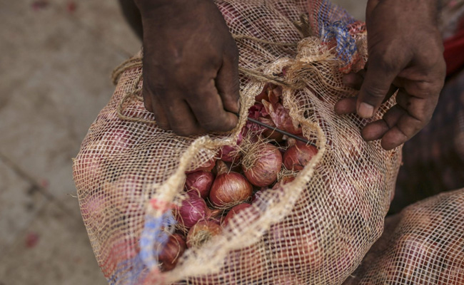 लॉकडाउन में घर जाने के लिए यह शख्स बना प्याज व्यापारी, तीन लाख खर्च कर मुंबई से पहुंचा गांव