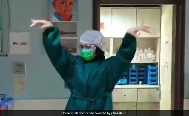 Coronavirus का इलाज करने वाले ईरान के डॉक्टर्स ने 'मीका के गाने' पर किया ऐसा डांस, वायरल हुआ Video