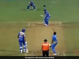 IND vs SL: मोहम्मद कैफ ने हवा में उड़ते हुए लपका Impossible कैच, देखकर सचिन ने किया ऐसा... देखें Video IND vs SL: मोहम्मद कैफ ने हवा में उड़ते हुए लपका Impossible कैच, देखकर सचिन ने किया ऐसा... देखें Video