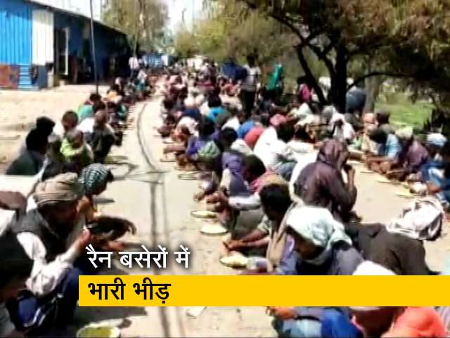 दिल्ली के रैन बसेरों में भारी भीड़, खाना-पानी की तलाश में पहुंच रहे लोग