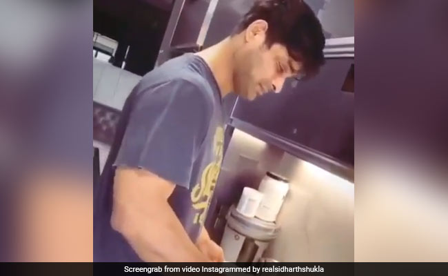 सिद्धार्थ शुक्ला आइसोलेशन में बने शेफ, इस तरह आलू की सब्जी बनाते नजर आए बिग बॉस विनर- देखें Video