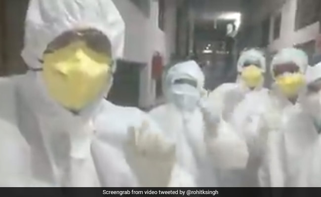 Coronavirus के मरीजों का इलाज कर रहे डॉक्‍टरों ने गाया जबरदस्‍त गाना, देखें Viral Video