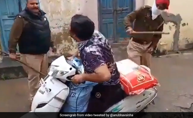 बॉलीवुड डायरेक्टर ने राशन ले जा रहे व्यक्ति को पुलिस के डंडे से पीटने पर किया ट्वीट, बोले- क्या ये कानूनी तौर पर जायज है...
