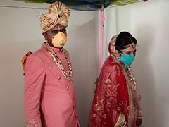 Coronavirus के हॉटस्पॉट इंदौर में एक शादी ऐसी भी, दूल्हा-दुल्हन ने मास्क लगाकर लगाए फेरे