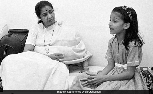 This Throwback Pic Of Little Shruti Haasan Singing For "Legend" Asha Bhosle Is Pure Gold