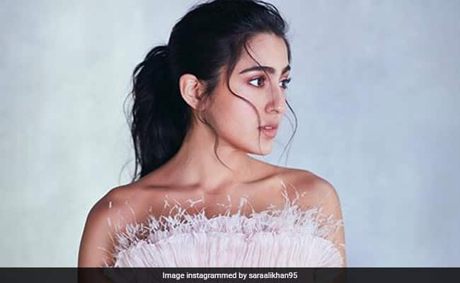 एक्सरसाइज करते हुए Sara Ali Khan का वीडियो हुआ वायरल, लॉकडाउन के दौरान इस अंदाज में किया व्यायाम एक्सरसाइज करते हुए Sara Ali Khan का वीडियो हुआ वायरल, लॉकडाउन के दौरान इस अंदाज में किया व्यायाम