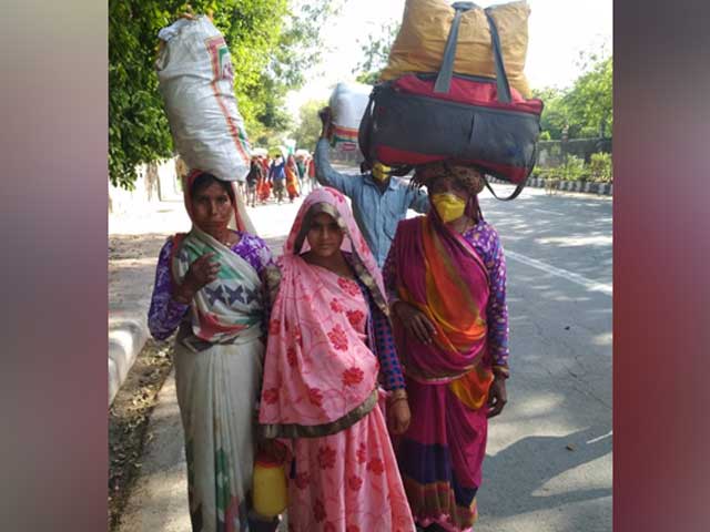 Pregnant Woman Turned Back By Delhi Cops As Migrants Struggle To Get Home