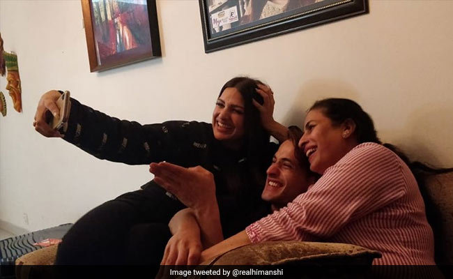 आसिम रियाज को मम्मी से मिलवाने ले गईं हिमांशी खुराना, इंटरनेट पर Photo हुई वायरल