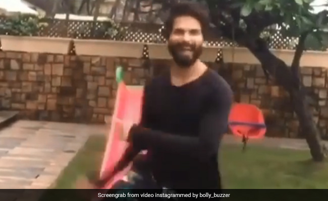 शाहिद कपूर कोरोनावायरस की वजह से घर में हैं बंद, कुछ यूं अजीबोगरीब हरकतें करते आए नजर- देखें Video