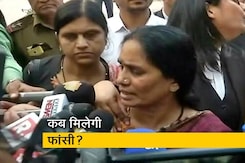 निर्भया की मां ने कहा, "हमारा पूरा सिस्टम अपराधियों को संरक्षण देता है" निर्भया की मां ने कहा, "हमारा पूरा सिस्टम अपराधियों को संरक्षण देता है"