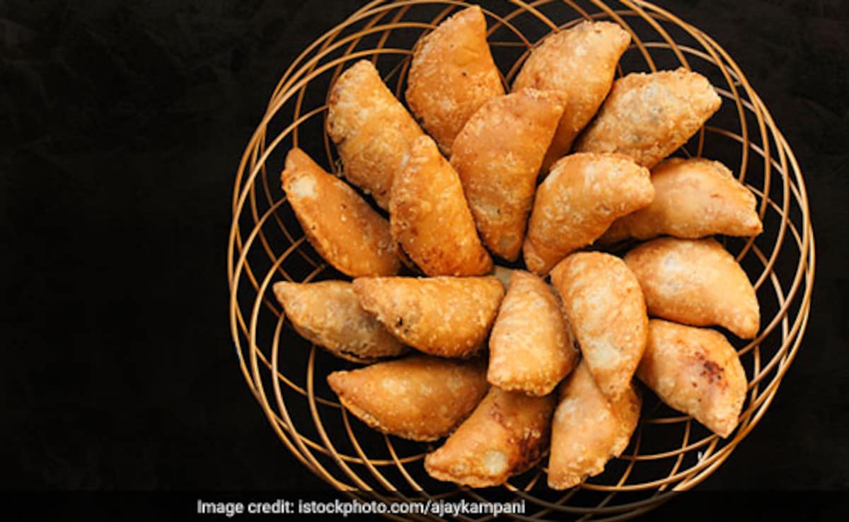 Holi Recipe 2026: होली पर बनाएं बिना तेल की स्वादिष्ट और हेल्दी गुजिया, नोट करें रेसिपी