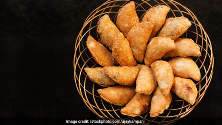 Holi Recipe 2026: होली पर बनाएं बिना तेल की स्वादिष्ट और हेल्दी गुजिया, नोट करें रेसिपी