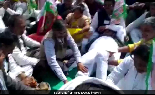 JDU Legislator Gets Leg Massage By Partymen At Nitish Kumar's Rally