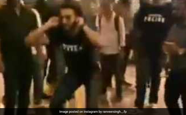 'सूर्यवंशी' के ट्रेलर लॉन्च पर रणवीर सिंह 40 मिनट हुए लेट, तो अक्षय कुमार ने लगवाई उठक-बैठक...देखें Video