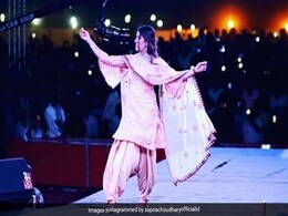 Sapna Choudhary Dance Video: सपना चौधरी ने जोरदार डांस से जीता फैन्स का दिल, इंटरनेट पर वीडियो का तहलका Sapna Choudhary Dance Video: सपना चौधरी ने जोरदार डांस से जीता फैन्स का दिल, इंटरनेट पर वीडियो का तहलका