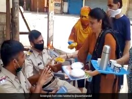 जनता कर्फ्यू के बीच महिलाएं पुलिसवालों के लिए नाश्ता लेकर उतरीं सड़कों पर तो हुआ ऐसा... देखें Viral Video जनता कर्फ्यू के बीच महिलाएं पुलिसवालों के लिए नाश्ता लेकर उतरीं सड़कों पर तो हुआ ऐसा... देखें Viral Video
