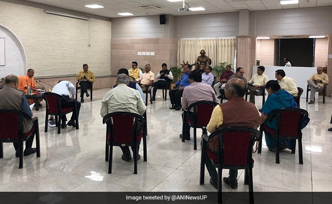 कोरोनावायरस को लेकर CM योगी आदित्यनाथ की बैठक में दिखी सोशल डिस्टेंसिंग की झलक, अधिकारियों ने बनाई दूरी