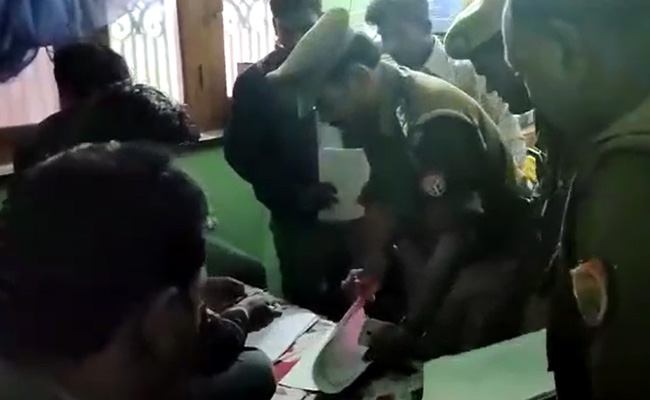 उत्तर प्रदेश : बोर्ड परीक्षा में नकल रोकने के दावों की धज्जियां उड़ा दी एक क्लर्क ने, घर में लिखी जा रही थीं कॉपियां