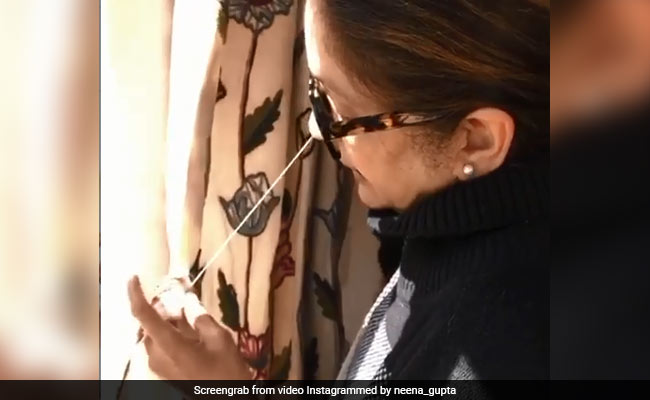 कोरोनावायरस के कारण घर में टेलर को नहीं बुला पाईं एक्ट्रेस, तो खुद ही सिलने शुरू कर दिए पर्दे... देखें Video