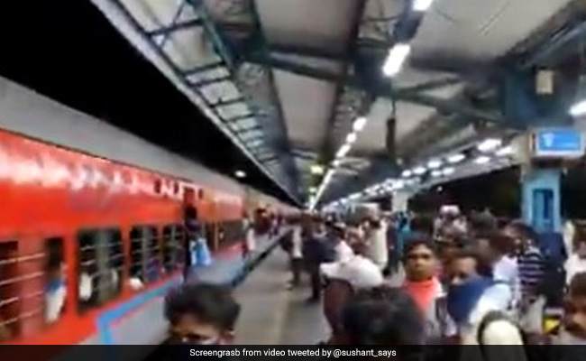 खचाखच भरी ट्रेन देख बॉलीवुड एक्टर ने की सरकार से अपील, बोले-इससे पहले कि बहुत देर हो जाए कुछ करो, देखें Video