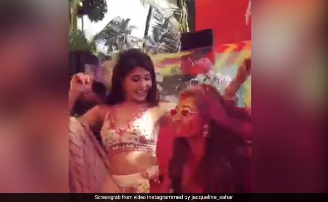 जैकलीन और उर्वशी रौतेला पर चढ़ा होली का रंग, जबरदस्त अंदाज में ठुमके लगाती नजर आईं एक्ट्रेस- देखें Video