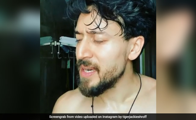 टाइगर श्रॉफ ने गाया गाना, फिदा हो गईं बॉलीवुड की दिग्गज हीरोइनें, अर्जुन कपूर बोले- बेटे तुम क्या...देखें Video