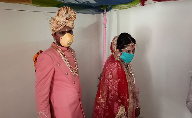 Coronavirus के हॉटस्पॉट इंदौर में एक शादी ऐसी भी, दूल्हा-दुल्हन ने मास्क लगाकर लगाए फेरे