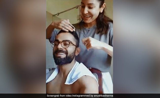 घर में कैद अनुष्का शर्मा ने काटे पति विराट कोहली के बाल, इंटरनेट पर वायरल हो रहा है Video