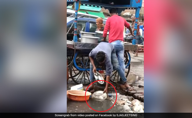 सड़क किनारे ठेले वाले ने नाले के पानी से धोई छोले-भटूरे की थाली, लोग बोले- 'भारत में कोरोना वायरस की ऐसी की तैसी...' देखें Video