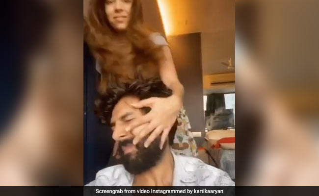 "<i>Utho, Nahao, Pito, So Jao</i>": Kartik Aaryan Sums Up His "Quarantine Life" In This ROFL Clip