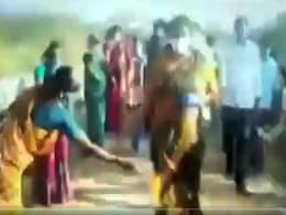 आंध्र प्रदेश : लॉकडाउन में महिला विधायक का कदमों में फूल बिछाकर हुआ स्वागत, ट्रोल होने पर दी सफाई, देखिए VIDEO आंध्र प्रदेश : लॉकडाउन में महिला विधायक का कदमों में फूल बिछाकर हुआ स्वागत, ट्रोल होने पर दी सफाई, देखिए VIDEO