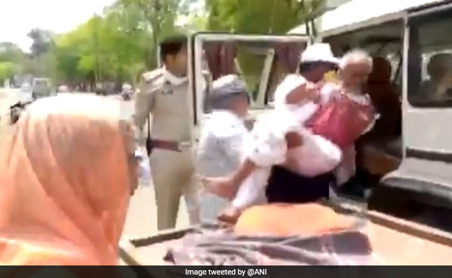 VIDEO : मध्य प्रदेश में लॉकडाउन में बुजुर्ग को ठेले पर लादकर ले जा रहे थे अस्पताल, पुलिसवाले ने देखा तो बढ़ाया मदद का हाथ