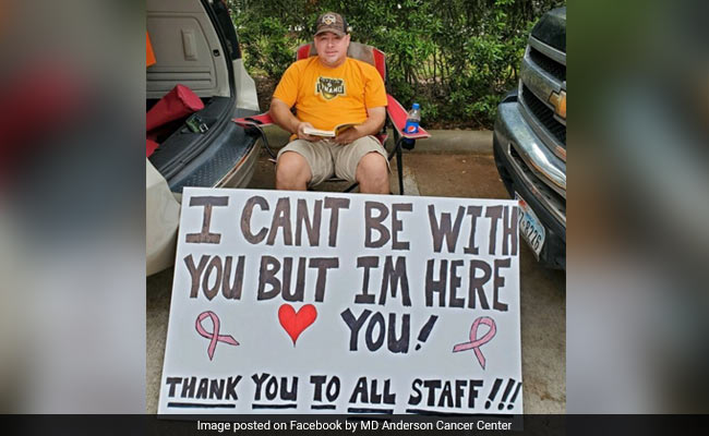 कीमो थेरेपी करा रही पत्नी के साथ अस्पताल नहीं जा सकता था पति, तो किया ये काम... देखें Photo