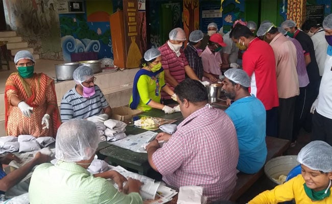 Fighting COVID-19: Community Kitchens In Thiruvananthapuram Deliver Food To 67,000 Migrants And Poor Amid Lockdown Fighting COVID-19: Community Kitchens In Thiruvananthapuram Deliver Food To 67,000 Migrants And Poor Amid Lockdown