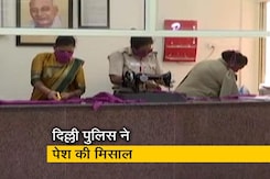महिला कॉन्सटेबल कोरोनावायरस से बचाव के लिए बना रही हैं मास्क, गरीबों को बांटे जाएंगे महिला कॉन्सटेबल कोरोनावायरस से बचाव के लिए बना रही हैं मास्क, गरीबों को बांटे जाएंगे