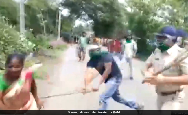 पश्चिम बंगाल: राशन वितरण में पक्षपात का आरोप, नॉर्थ 24 परगना जिले में पुलिस-लोगों के बीच हुई झड़प..