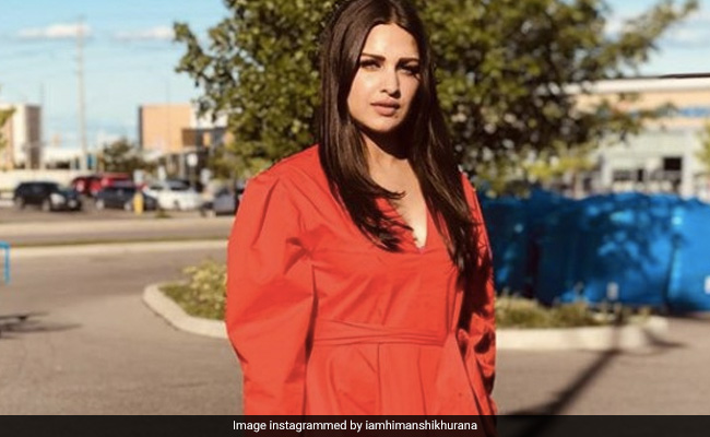 हिमांशी खुराना ने रेड ड्रेस में यूं ढाया कहर, खूब वायरल हो रही हैं Photos