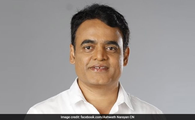 Coronavirus: कर्नाटक में कोरोना पॉजिटिव पत्रकार के संपर्क में आए 4 मंत्री, खुद को किया क्वारंटाइन