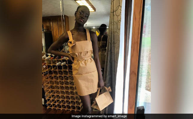 ड्रेस की जगह शॉपिंग बैग पहन रहे हैं लोग, ट्रेंड कर रहा है ये नया चैलेंज, देखें Photos