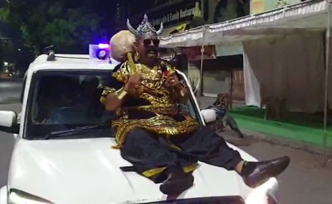 इंदौर के एमजी रोड के कॉन्स्टेबल बने यमराज, घर से बाहर निकलने वालो को उठा ले जाने की दी चेतावनी,देखें Video...