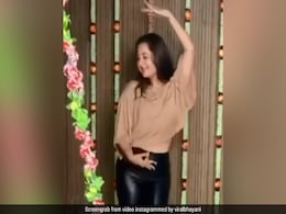 रश्मि देसाई ने 'गेंदा फूल' गाने पर किया Belly Dance, बार-बार देखा जा रहा है Video रश्मि देसाई ने 'गेंदा फूल' गाने पर किया Belly Dance, बार-बार देखा जा रहा है Video
