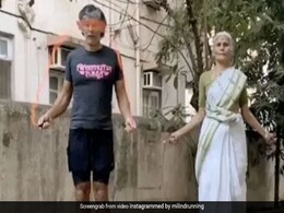 मिलिंद सोमन ने 81 साल की मम्मी के साथ की स्किपिंग, Video शेयर कर बोले- आप तभी बूढ़े होते हैं जब... मिलिंद सोमन ने 81 साल की मम्मी के साथ की स्किपिंग, Video शेयर कर बोले- आप तभी बूढ़े होते हैं जब...