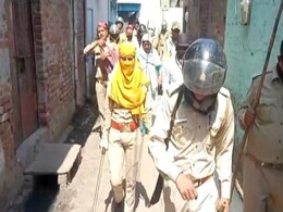 अलीगढ़ में पुलिस और स्थानीय लोगों के बीच टकराव, बाजार बंद कराने को लेकर हुई झड़प अलीगढ़ में पुलिस और स्थानीय लोगों के बीच टकराव, बाजार बंद कराने को लेकर हुई झड़प