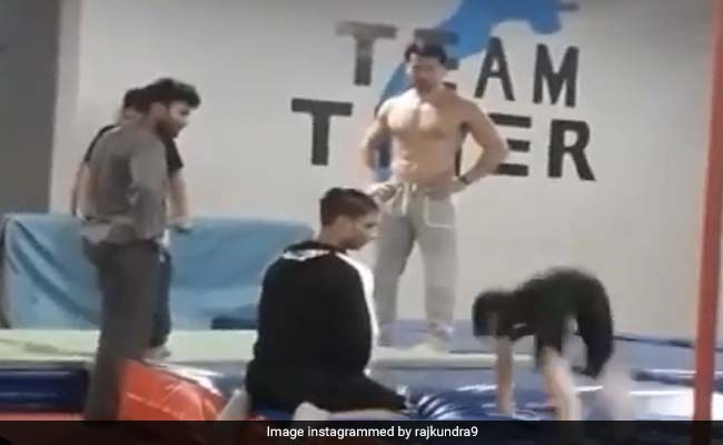 ...और जब शिल्पा शेट्टी के बेटे ने अपने आइडल टाइगर श्रॉफ के साथ किया था Back Flip, देखें शानदार Video