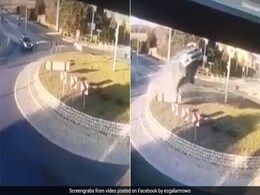 चौराहे पर डिवाइडर से टकराकर हवा में उड़ गई कार, CCTV पर कैद हुआ दिल दहला देने वाला Video चौराहे पर डिवाइडर से टकराकर हवा में उड़ गई कार, CCTV पर कैद हुआ दिल दहला देने वाला Video