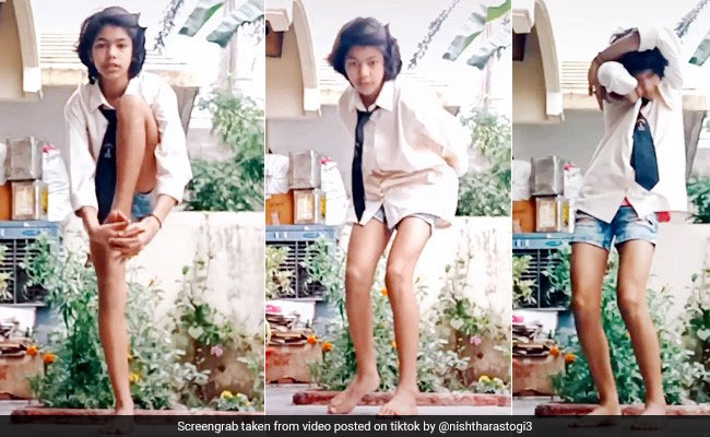 लॉकडाउन में TikTok पर नए चैलेंज ने मचाया धमाल, बच्ची ने दोनों हाथों को जोड़कर किया कुछ ऐसा... देखें Viral Videos