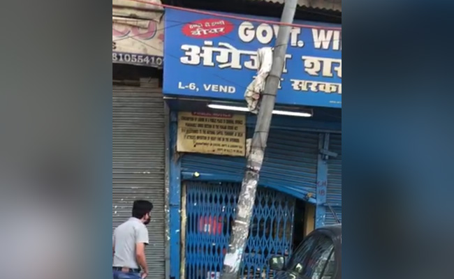 लॉकडाउन के बीच शराब की दुकान में चोरी, शटर तोड़कर पूरा स्टॉक लेकर फरार हुए चोर